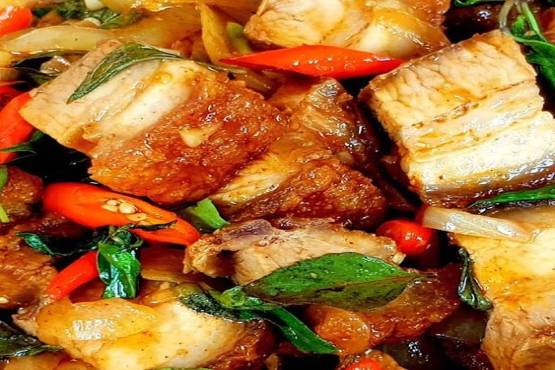 ผัดพริกแกงหมูกรอบ